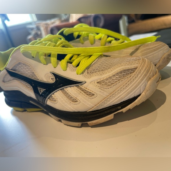 Mizuno turf shoes size 5 .5 - Picture 4 of 7